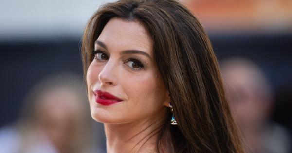 Borítókép: Akkor és most fotók: Így változott Anne Hathaway arca 25 év alatt
