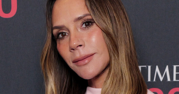 Borítókép: Victoria Beckham merész ruhában pózolt 15 éves lányával, Harper Beckhammel - FOTÓ