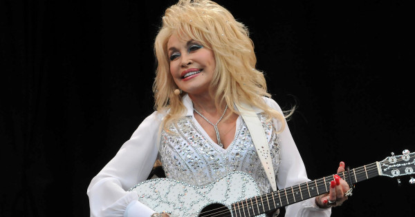 Borítókép: A díva, aki sosem félt kitűnni: Dolly Parton 6 ikonikus stílusszabálya, amit sosem szegett meg