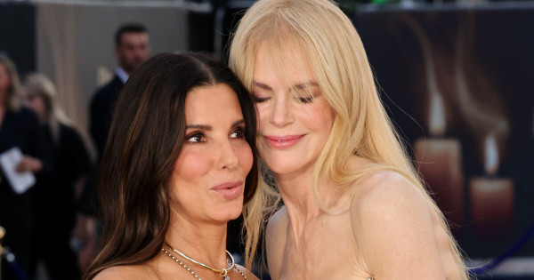 Borítókép: Sandra Bullock és Nicole Kidman merész ruhában ragyogott az Átkozott boszorkák 2. premierjén