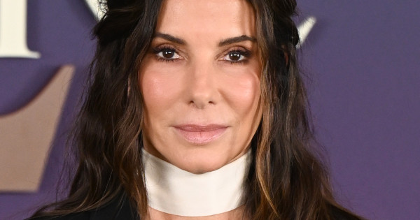 Borítókép: Sandra Bullock 4 év után visszatért a vörös szőnyegre! A 62 éves színésznő egy merész, csipkés blézerben érkezett - FOTÓ