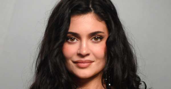 Borítókép: Kylie Jenner erre a filléres szemöldökzselére esküszik