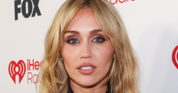 Borítókép: Miley Cyrus eldobta híres vezetéknevét: valami nagy dologra készül