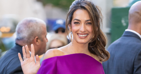 Borítókép: Micsoda belépő! Amal Clooney falatnyi shortban érkezett Velencébe