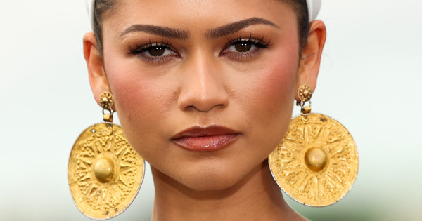 Borítókép: Ilyen cuki kislány volt Zendaya: édesanyja sosem látott fotót osztott meg róla 30. születésnapjára