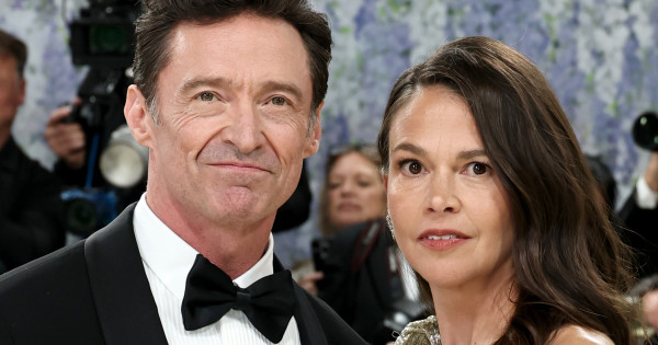 Borítókép: Hugh Jackman 27 év házasság után újra nősülhet: Sutton Fosterrel már az eljegyzésről beszélnek