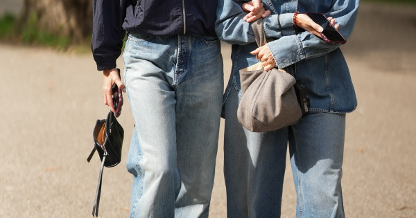Borítókép: Uncsi már a kék farmer! Az ősz új kedvence ez az árnyalat a stílusos nők szerint