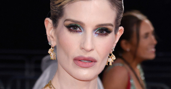Borítókép: Kelly Osbourne édesapja halála óta újra vörös szőnyegre lépett - fájdalmas vallomást tett Ozzy Osbourne-ról