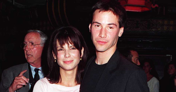 Borítókép: Keanu Reeves váratlanul megjelent Sandra Bullock ajtajában - nem üres kézzel