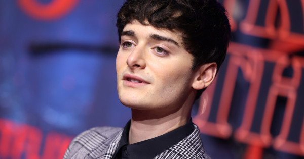 Borítókép: A Stranger Things után új thrillerben tér vissza Noah Schnapp: a Gotham Bruce Wayne-jével tör be Pablo Escobar házába