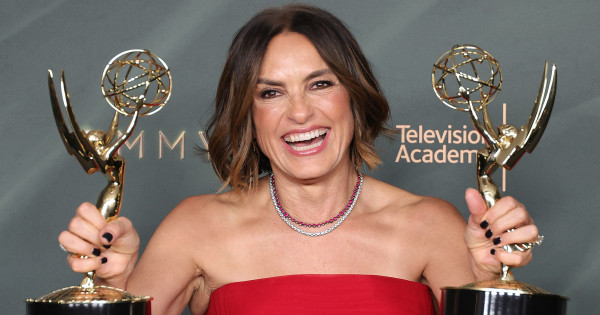 Borítókép: A magyar kötődésű Mariska Hargitay történelmet ír az Emmy-gálán - már a megjelenésével is üzent