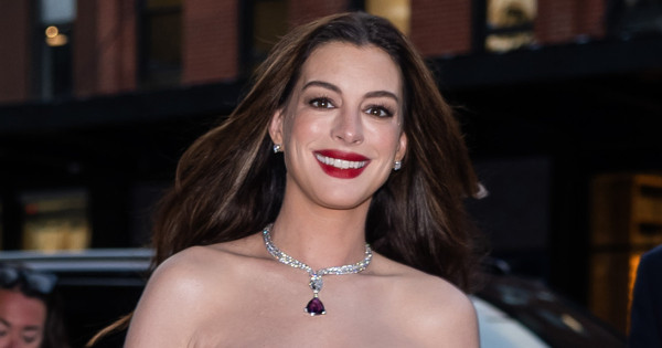 Borítókép: Anne Hathaway mini táskával rúgta fel az NYFW egyik legnagyobb trendjét