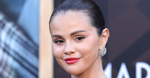 Borítókép: Felejtsd el a bőrnadrágot: Selena Gomez szerint ezt viseljük idén ősszel