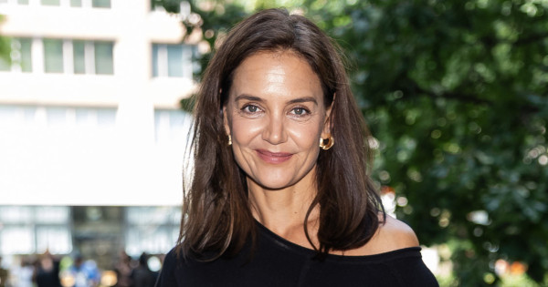 Borítókép: Ez a nadrág válthatja le ősszel a farmert - Katie Holmes már most ezt viseli