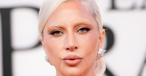 Borítókép: Lady Gaga megmutatta a ragyogó bőrének egyik titkát