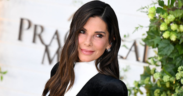 Borítókép: Sandra Bullock 62 évesen is bombaformában van: nem diétázik és a kedvenc édességéről sem mond le - így csinálja!