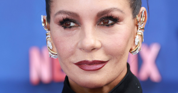 Borítókép: Akkor és most fotók: így változott Catherine Zeta-Jones arca közel 40 év alatt