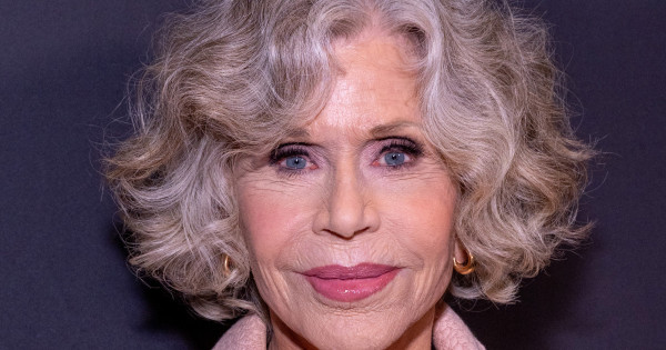Borítókép: Jane Fonda 88 évesen lépett kifutóra: vörös flitterruhájában bebizonyította, hogy a stílus tényleg kortalan!