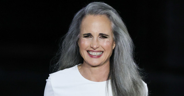 Borítókép: Andie MacDowell 68 évesen mindenkit levett a lábáról Párizsban - nézd, mit művelt a kifutón!