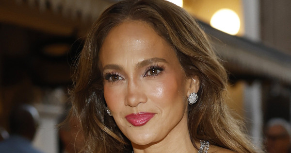 Borítókép: Jennifer Lopez bemutatja: két teljesen eltérő trend is működhet egy szetten belül