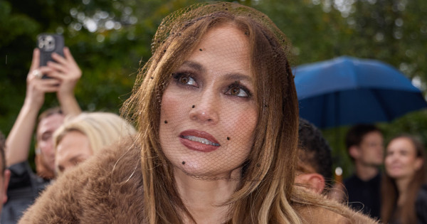 Borítókép: Hatalmas divatbaki! Jennifer Lopez súlyosan megszegte az etikettet a párizsi divathéten - a rajongók modortalannak tartják!