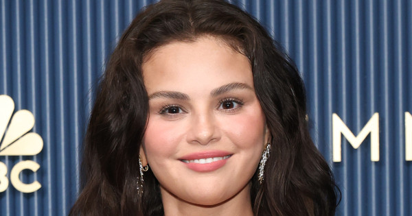 Borítókép: Selena Gomez bemutatja: ilyen blúzt viselj farmerrel idén ősszel