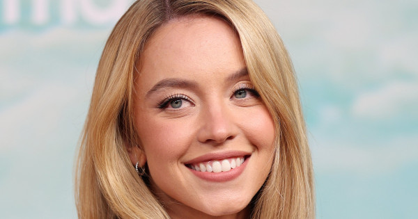Borítókép: Sydney Sweeney bemutatja: így viseld ősszel a nyár legnőiesebb trendjét