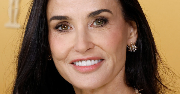 Borítókép: Hatalmas divatbaki? Demi Moore a rajongók szerint „nevetségesen” festett ebben a szettben - FOTÓ