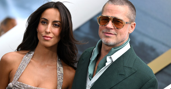 Borítókép: Az internet Brad Pitt barátnőjén röhög! Angelina Jolie sosem követett volna el ekkora divatbakit