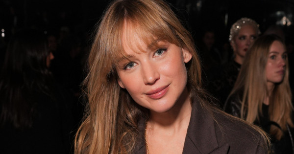 Borítókép: Jennifer Lawrence bemutatja: ilyen szoknyát viselj blézerrel idén ősszel