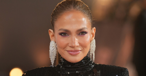 Borítókép: „Néha felébredek, és úgy érzem, 10 évet fiatalodtam!” - Az 57 éves Jennifer Lopez elárulta szépsége egyik legnagyobb titkát