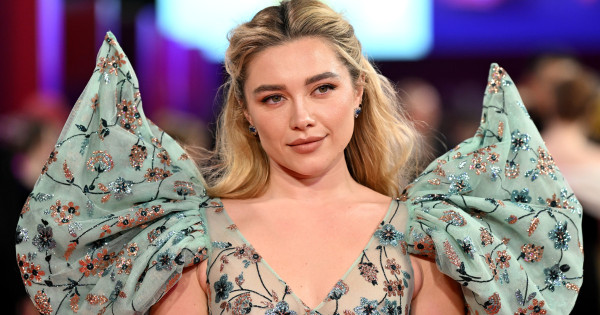 Borítókép: Florence Pugh éterikus meztelenruhája új szintre emelte a villantás fogalmát - FOTÓ